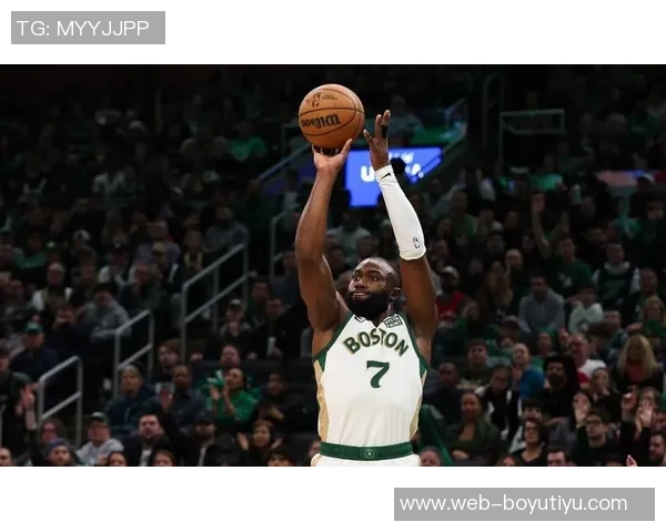 杰伦布朗赛场趣事发际线失守OG球衣遭殃引发球迷热议